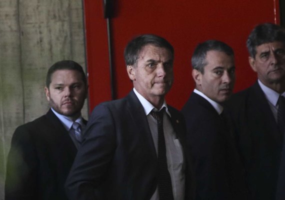 Bolsonaro reúne-se com ministros do TSE na sede do tribunal