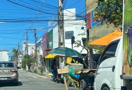 Comerciantes de Maceió usam criatividade para denunciar buraco em rua