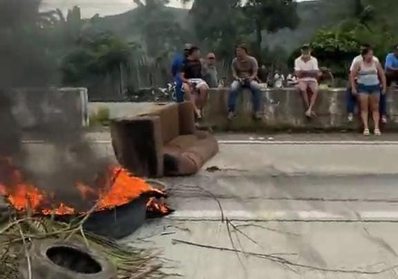 Moradores de Novo Lino bloqueiam a BR-101 em protesto