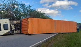 Caminhão tomba e bloqueia trecho da BR-101 em Flexeiras