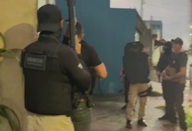 Operação mira facção no Francês e termina com cinco presos