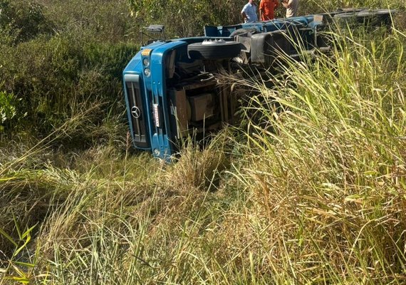 Homem fica gravemente ferido após carreta capotar em Arapiraca