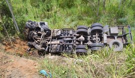 Caminhão com combustível tomba após colisão com picape em Maceió