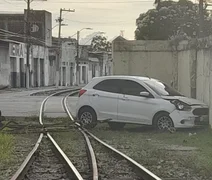 Carro invade estação central de trens em Maceió; condutor não foi identificado