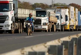 Após anúncio de aumento do combustível, caminhoneiros cobram Bolsonaro e falam em greve