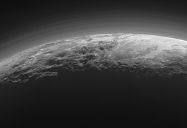 Objeto além de Netuno surpreende cientistas com atmosfera