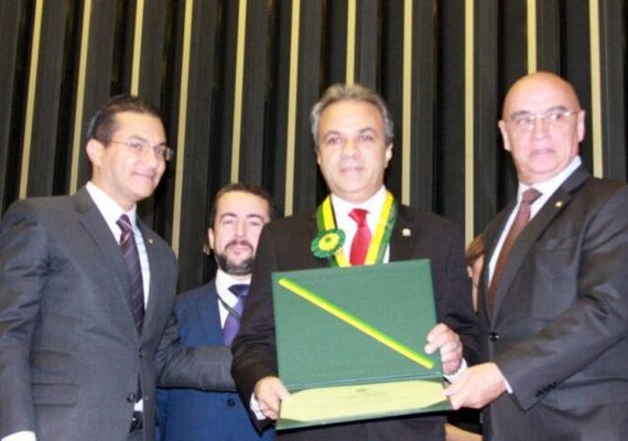 Presidente do CNPTC é homenageado com Medalha do Mérito Legislativo