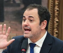 Glauber Braga é retirado à força após ocupar cadeira da presidência da Câmara
