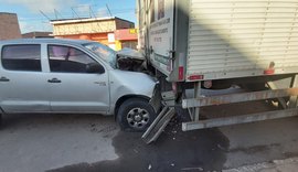 Carro colide na traseira de caminhão estacionado e motorista fica ferido