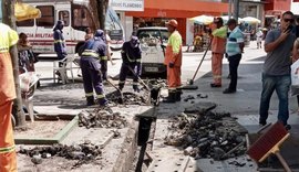 Prefeitura retira quatro toneladas de lixo de canaletas de drenagem na Rua do Comércio