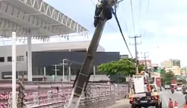 Poste é danificado após carro atingir estrutura na Avenida Gustavo Paiva