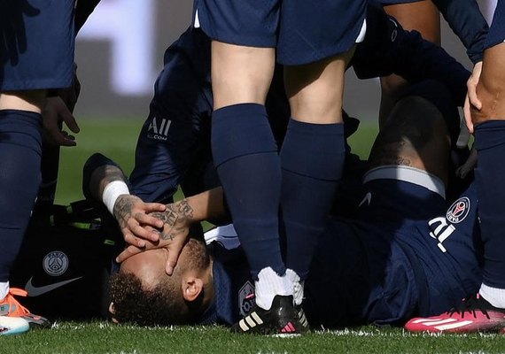 Neymar vai passar por cirurgia e ficará até quatro meses afastado dos gramados