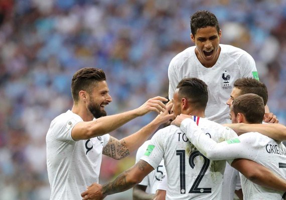 Com gols de Griezmann e Varane, França elimina Uruguai nas quartas