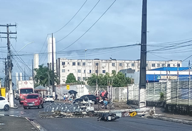 Acidente com caminhão interdita via no bairro da Serraria e desvia trânsito
