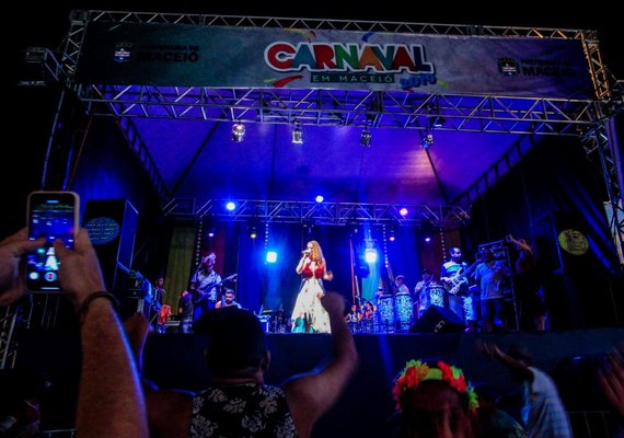 Foliões lotam polos no terceiro dia de carnaval em Maceió