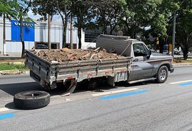 Pneu desprende de caminhonete carregada de entulho na Av. Fernandes Lima
