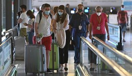 Máscara em aeroportos e aviões volta a ser obrigatória nesta sexta