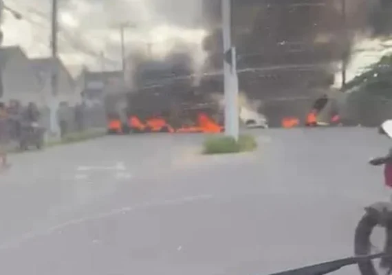 Moradores da Grota Santa Helena bloqueiam vias em protesto contra apagão de três dias