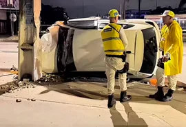 Acidente em Cruz das Almas: carro capota e atinge poste após colisão