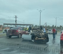 Carro capota, invade a contramão e duas pessoas ficam feridas em Maceió