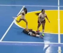 Jogadora que chutou rival na cabeça é suspensa por cinco anos no Ceará