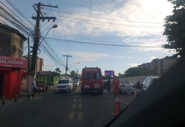 Acidente entre carro e moto deixa feridos nas proximidades da Ladeira do Óleo