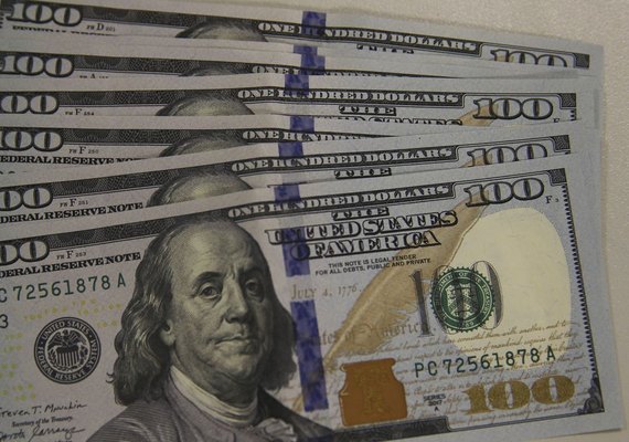 Dólar cai para R$ 4,60 e fecha no menor nível em dois anos