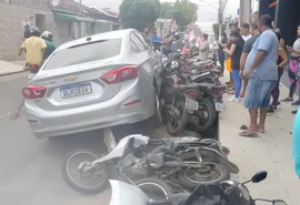 Motorista perde controle de carro e colide em motos estacionadas em Arapiraca