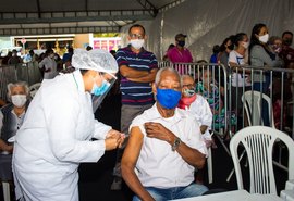 Vacinação para idosos a partir de 85 anos termina hoje em Maceió