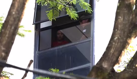 Diarista suspeita de matar casal participa de reconstituição em apartamento