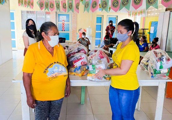 Prefeitura e Shopping de Arapiraca entregam cestas básicas a famílias atendidas pelo CRAS