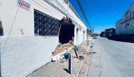 Caminhão desce ladeira sem freio e derruba parede de casa em Arapiraca