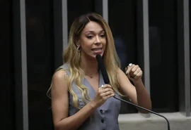 Érika Hilton faz vídeo para rebater oposição e desmente taxação do Pix