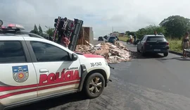 Carga de cerâmica é destruída após tombamento de caminhão na AL-115