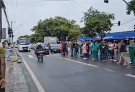 Profissionais do Hospital Veredas fecham a Av. Fernandes Lima; trânsito segue caótico na região