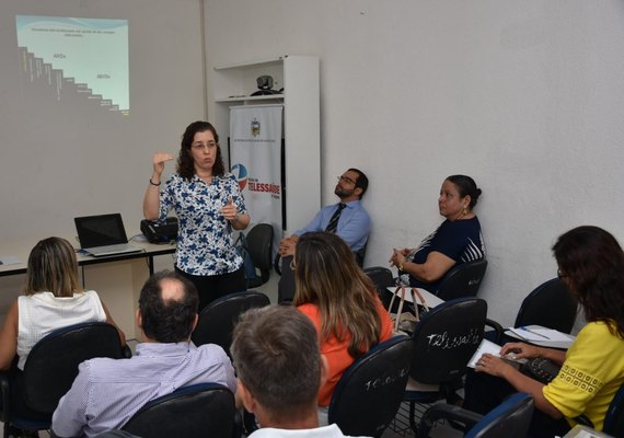 Saúde capacita médicos para atuação com população idosa