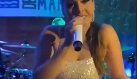 Show é interrompido por cheiro de pum: “Igual a esse, eu nunca senti”; veja vídeo