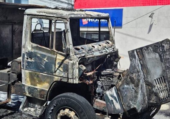 Incêndio atinge caminhão no meio da rua no Tabuleiro, em Maceió