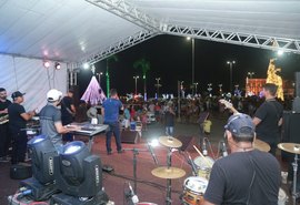 Penedo Luz abre espaço para músicos da cidade e distribui presentes para crianças carentes