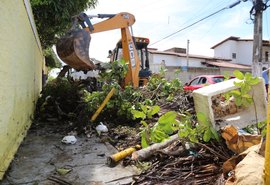 Prefeitura recolhe entulhos descartados de forma irregular, na Massagueira