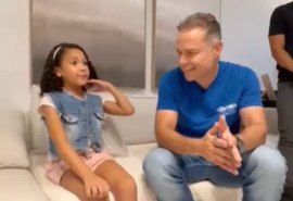 Renan Filho conhece criança que viralizou falando inglês e exalta educação pública