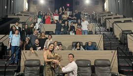 Delegado alagoano surpreende e faz pedido de casamento dentro do cinema