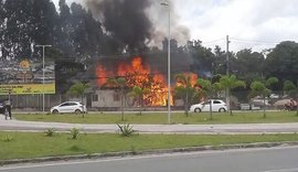 Incêndio atinge alojamento de funcionários da construção do viaduto da PRF, na Via Expressa