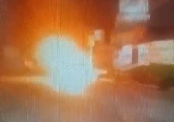 Moto pega fogo e é totalmente consumida pelas chamas em via pública na Levada, em Maceió