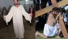 Figurino de Henri Castelli pega fogo durante Paixão de Cristo em SP