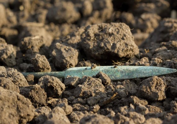 Arqueólogos descobrem lança de ferro mais longa da Idade do Ferro na Índia