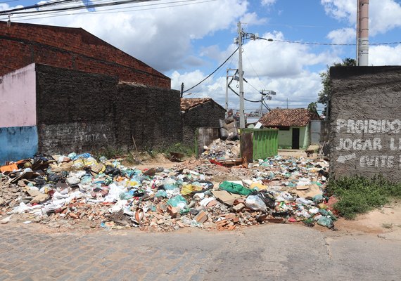 'Prefeitura legalizou o descarte?' moradores da Aldeia do Índio, no Jacintinho, reclamam de excesso de lixo nas ruas