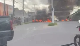 Moradores da Grota Santa Helena bloqueiam vias em protesto contra apagão de três dias