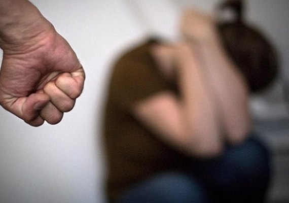 Homem é preso após agredir esposa com mangueira