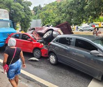 Vídeos: caminhão perde freio em ladeira e causa engavetamento com seis veículos